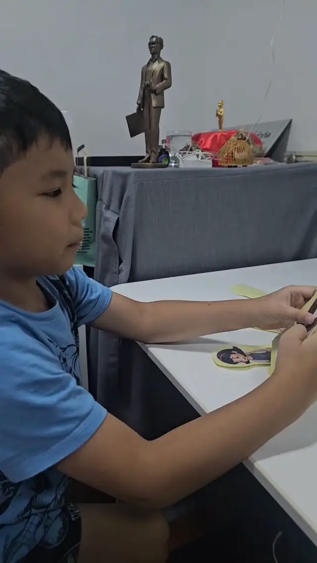 ครูสอนออกเสียงให้เด็ก ๆ — Chinese Addict