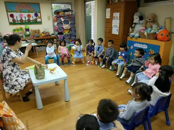 ครูจางกับเด็ก ๆ ในวันแต่งตัวธีมพิเศษ